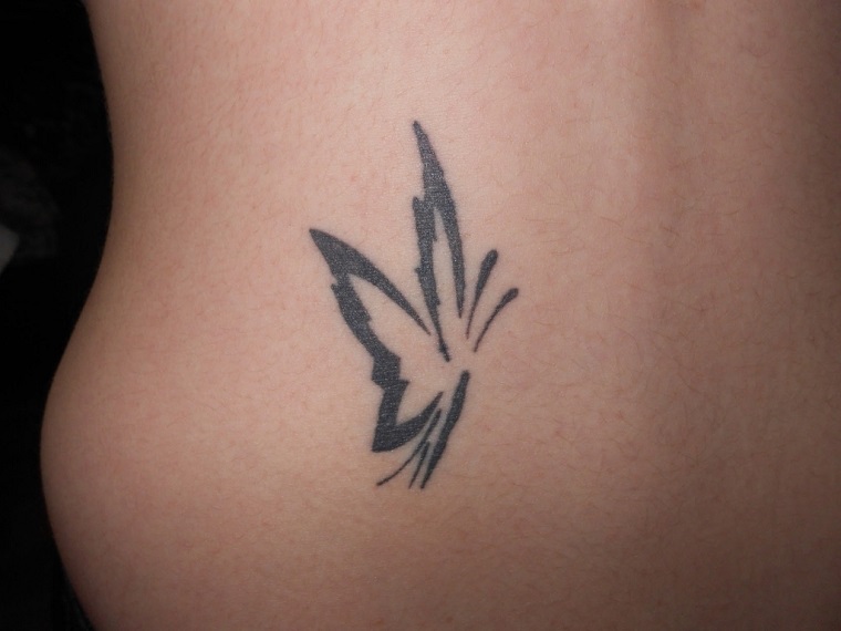 tatuaggi-piccoli-farfalla-stilizzata