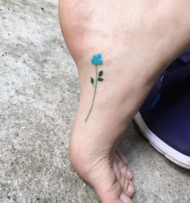 tatuaggi-piccoli-fiore-colorato-piede