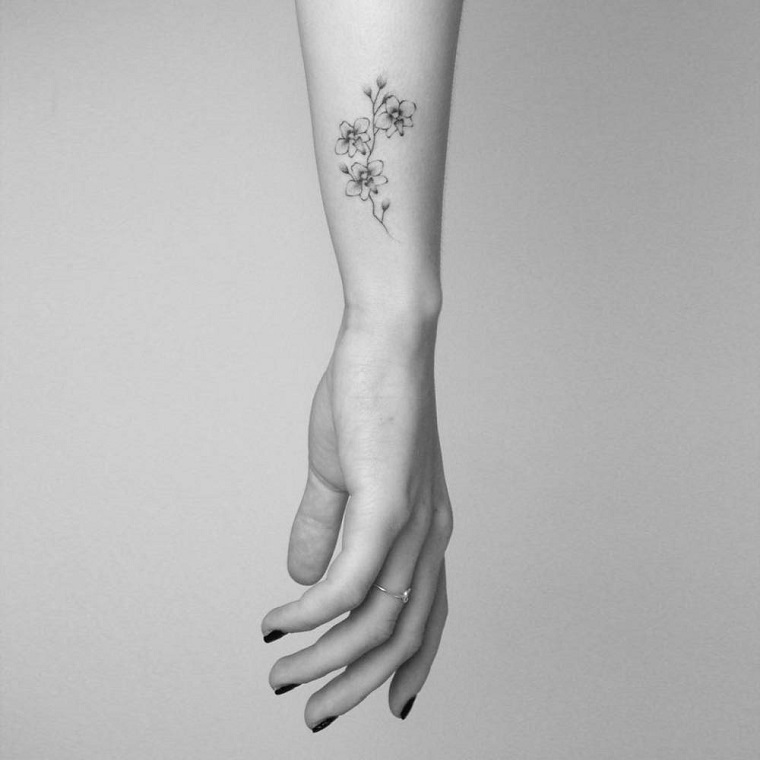 tatuaggi-piccoli-fiori-esterno-braccio