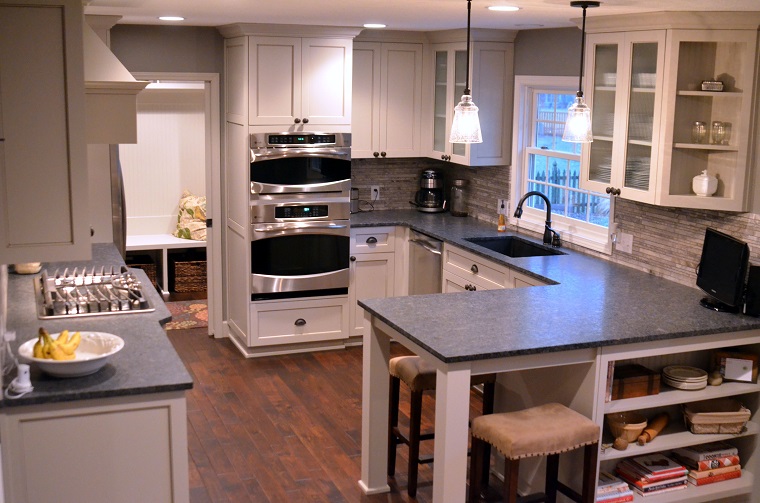 cucina penisola-mobili-bianchi-top-grigio