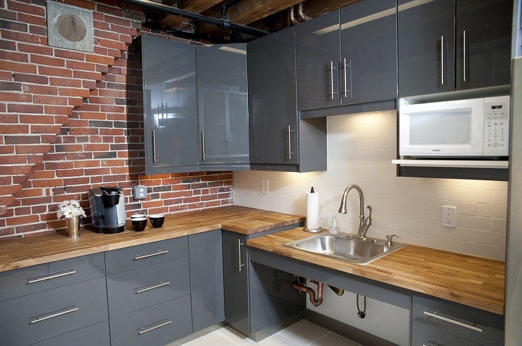 cucine-ad-angolo-moderne-mobili-grigi-top-legno