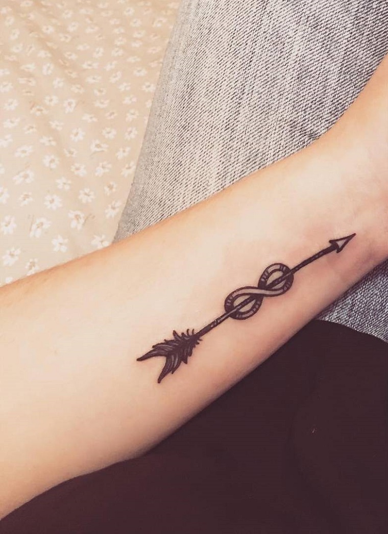 tatuaggi-infinito-freccia-braccio