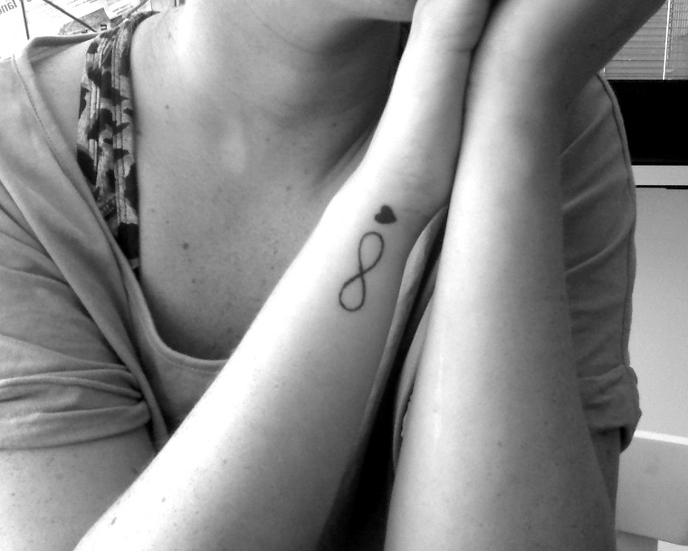 tatuaggi-infinito-idea-esterno-braccio