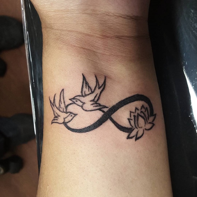 tatuaggi-infinito-uccelli-fiori