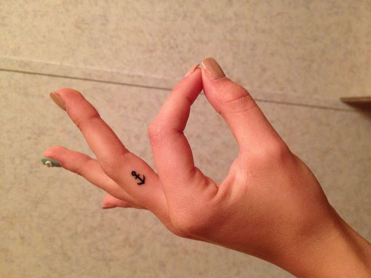 tatuaggio-ancora-idea-interno-dito