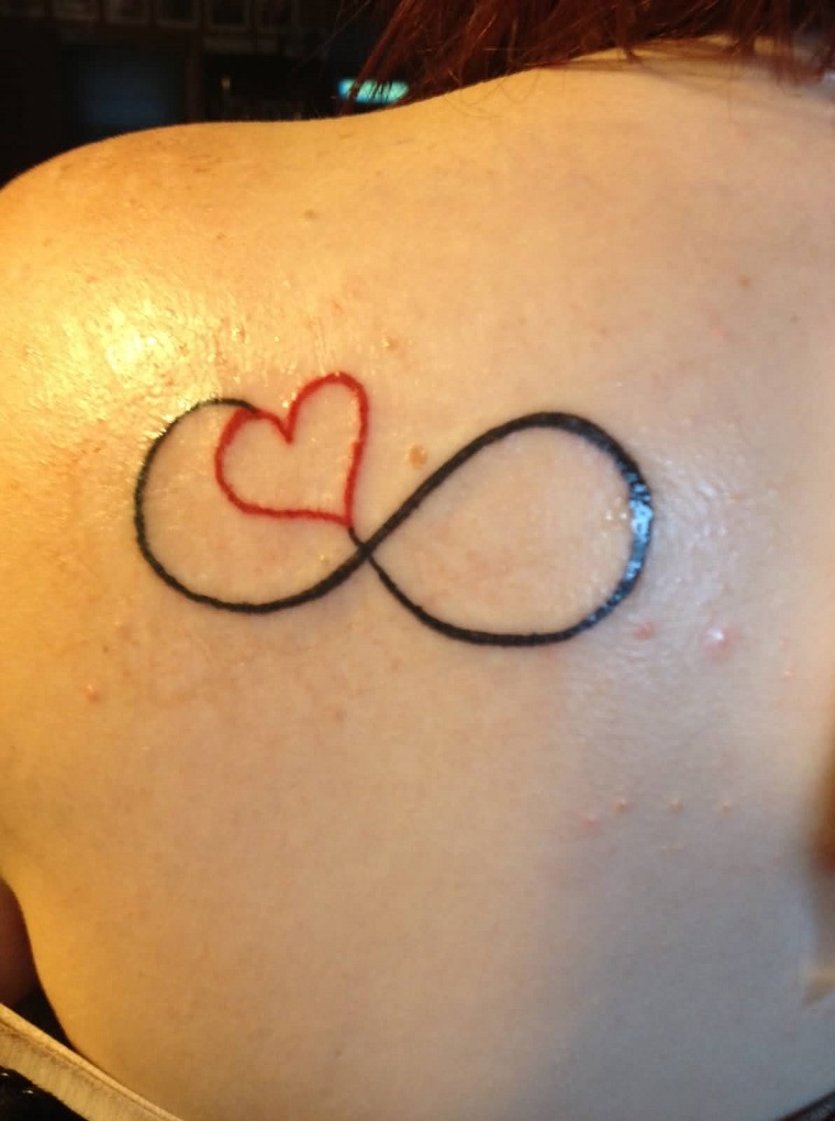 tatuaggio infinito-cuore-rosso