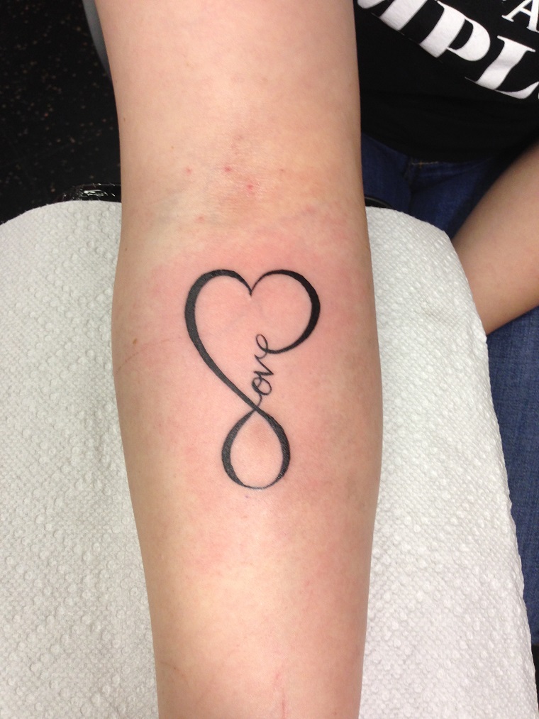tatuaggio infinito-cuore-scritta-love