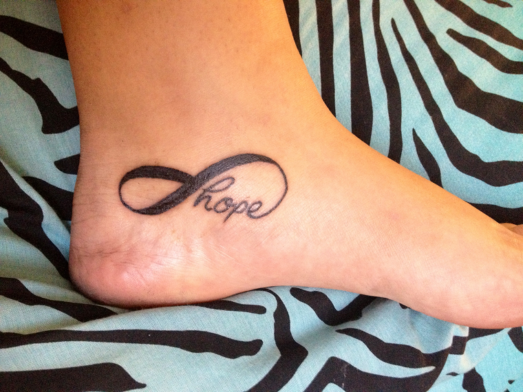 tatuaggio infinito-scritta-esterno-piede