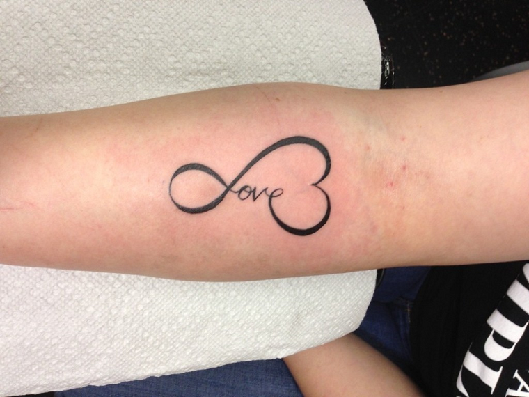tatuaggio-infinito-scritta-interno-braccio