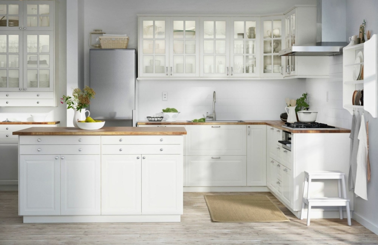 arredamento-moderno-ikea-cucina-top-legno-tante-finestre-frigo-freestanding