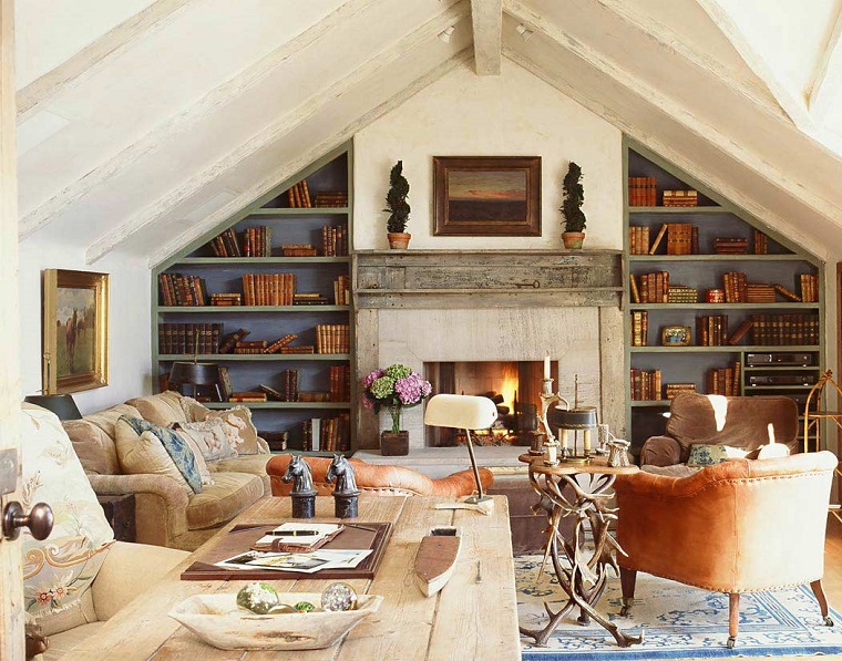 camini-in-muratura-mensole-legno-libri-poltrona-divano-soffitto-pendenza