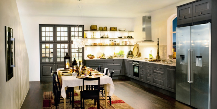 cucina-arredata-stile-country-mobili-legno-colore-nero-mensole-vista-frigo-incasso