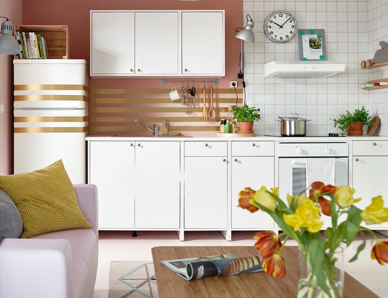 cucina-ikea-colore-bianco-open-space-sala-pranzo-divano-tavolino-legno-fiori