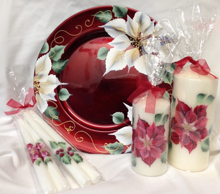 idee-regali-natale-candele-varie-forme-decorate-stella-natale-piatto-laccato-rosso