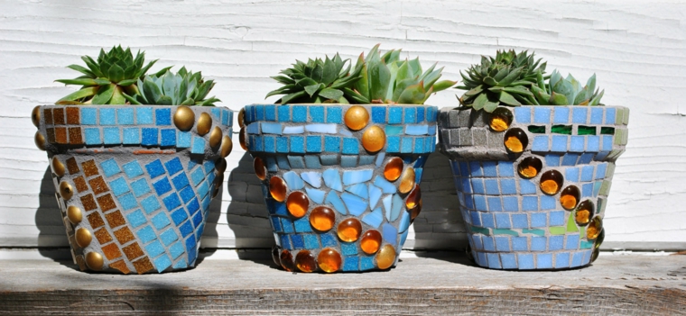 idee-regali-natale-piante-grasse-poste-interno-vasi-decorati-mosaico-pietre-colorate