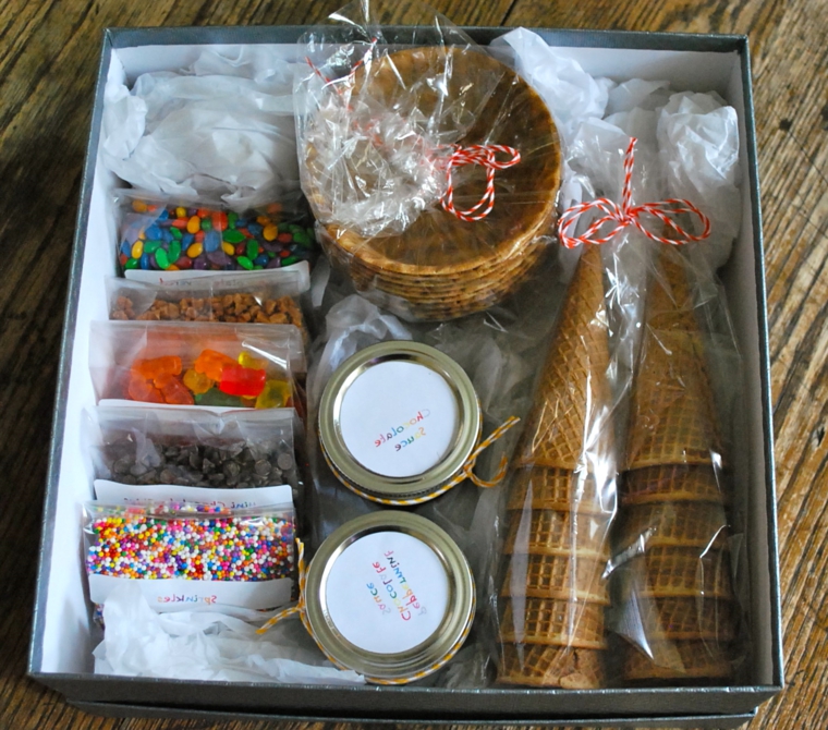 idee-regali-natale-scatola-interno-tutto-necessario-fare-guarnire-gelati-coni-praline-colorate