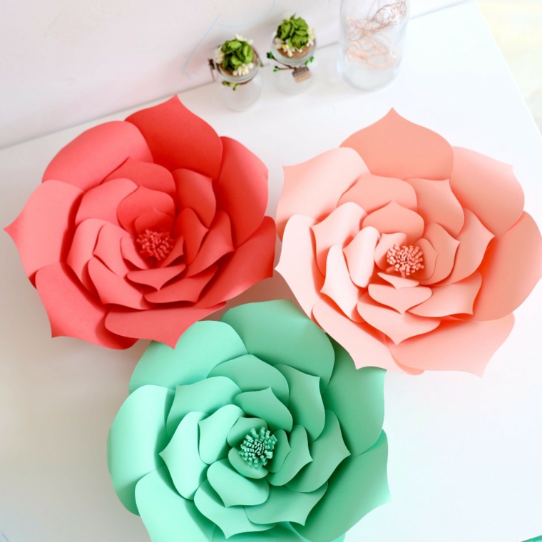 idee-regalo-natale-proposta-tre-fiori-colorati-realizzati-carta-fai-da-te
