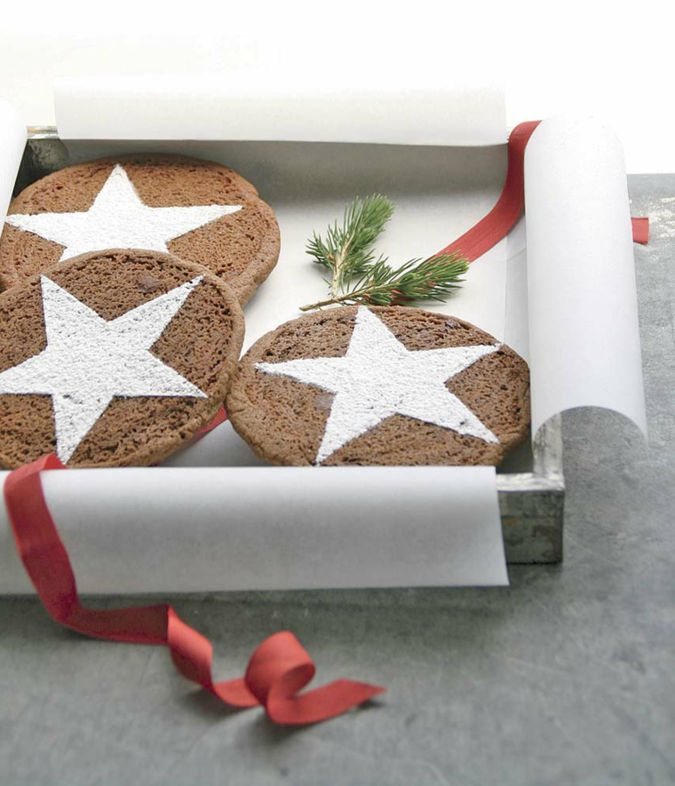 idee-regalo-natale-scatola-interno biscotti-decorati-grandi-stelle-bianche-fiocco-rosso-vischio