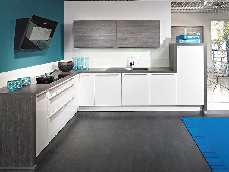 pavimenti-grigi-cucina-bianca-moderna