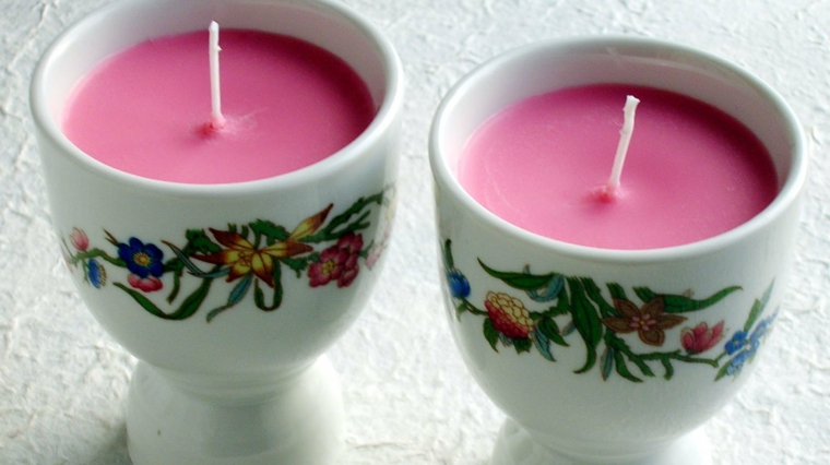 regali-natale-coppia-tazzine-decorate-mano-interno-candele-profumate-fucsia