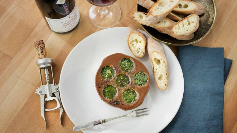 ricetti-di-primi-piatti-pane-lumache-alla-bourguinonne-vino-tavolo-legno