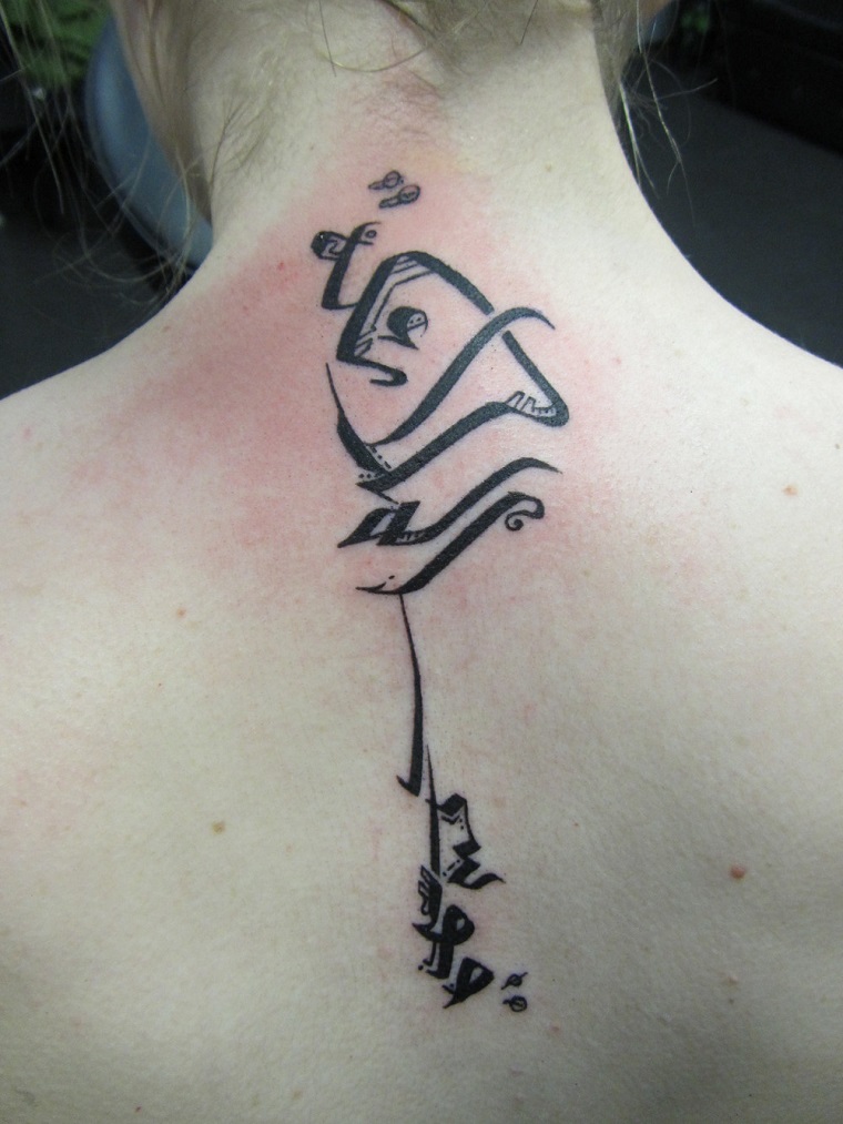 scritte-tatuaggi-collo-fino-meta-schiena