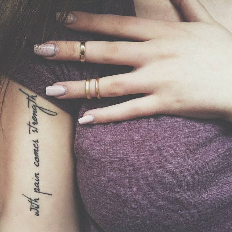 scritte-tatuaggi-parte-alta-braccio