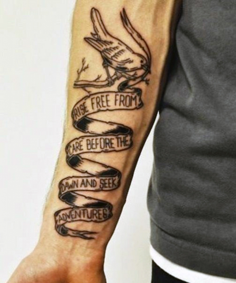 tatuaggi-avambraccio-grande-scritta-uccello