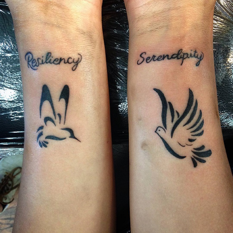 tatuaggi-polso-uccelli-scritta