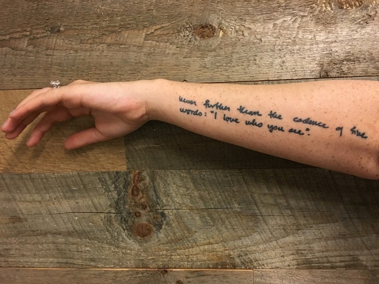 tatuaggi scritte-caratteri-piccoli-esterno-braccio