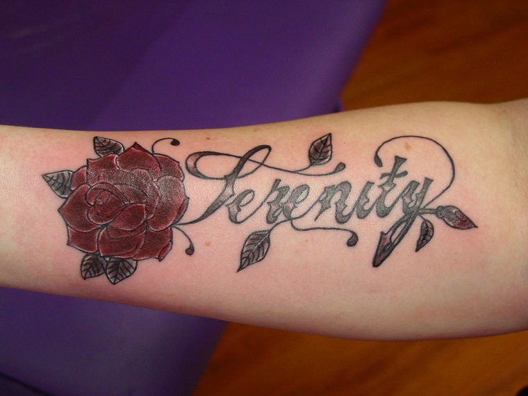 tatuaggi scritte-corsivo-rosa