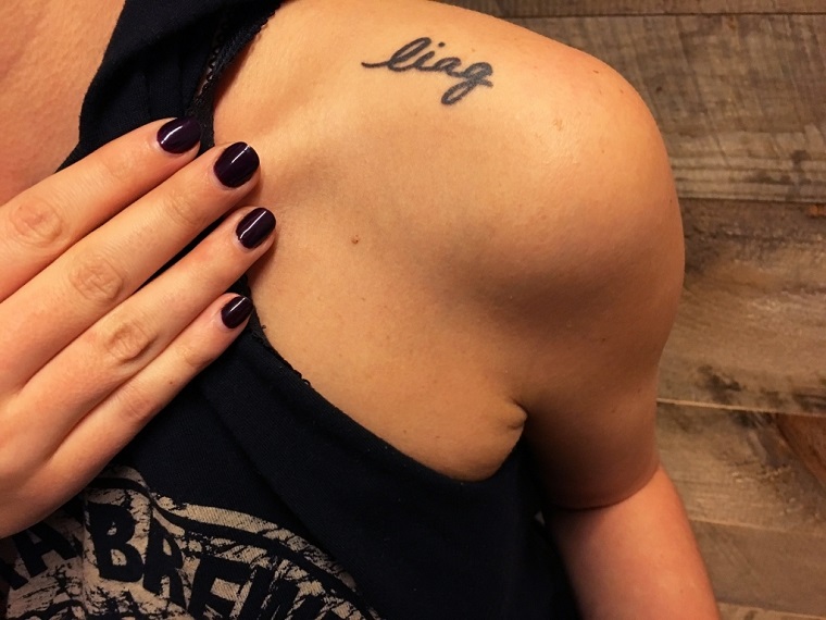 tatuaggi scritte-idea-piccola-spalla