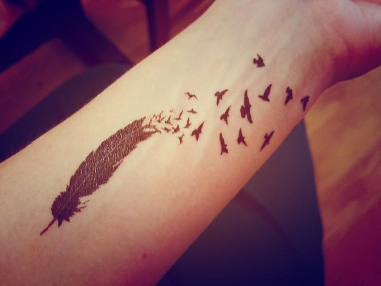 tatuaggi-sul-polso-piume-uccelli
