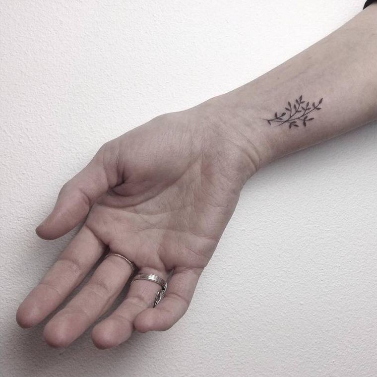 tatuaggi-sul-polso-ramo-foglie