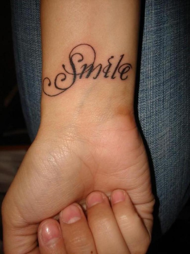 tatuaggi-sul-polso-scritta-smile