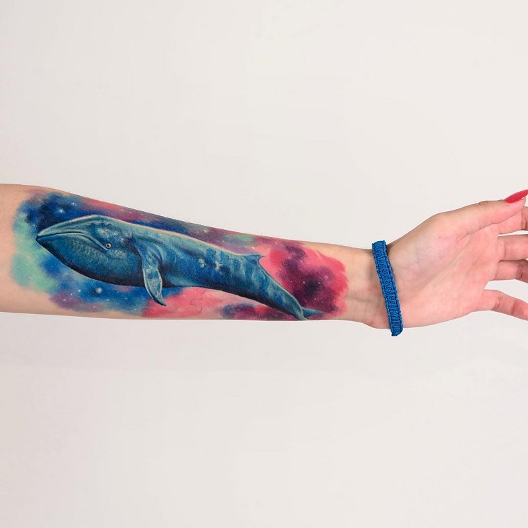 tatuaggio-avambraccio-balena-colorata