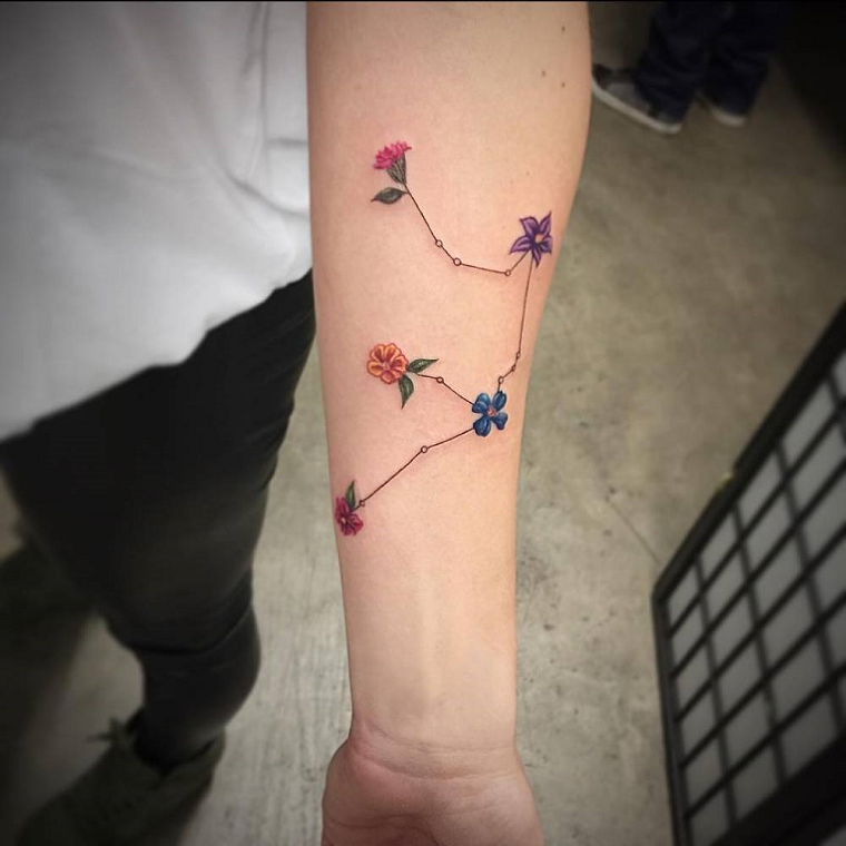 tatuaggio-avambraccio-idea-fiori-colorati