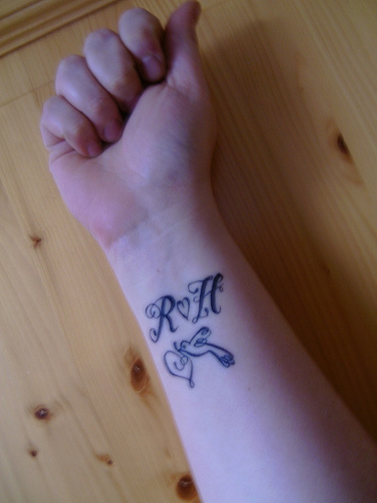 tatuaggio-polso-scritta-uccello