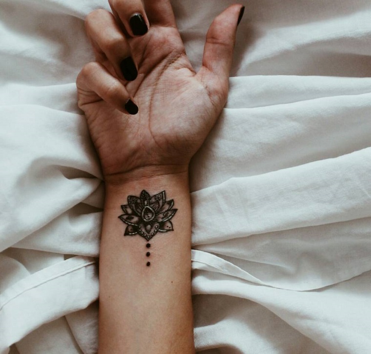 tatuaggio-sul-polso-idea-fiore