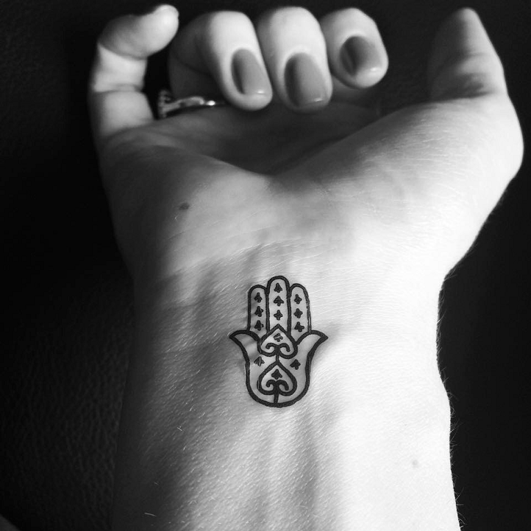 tatuaggio-sul-polso-simbolo-indiano