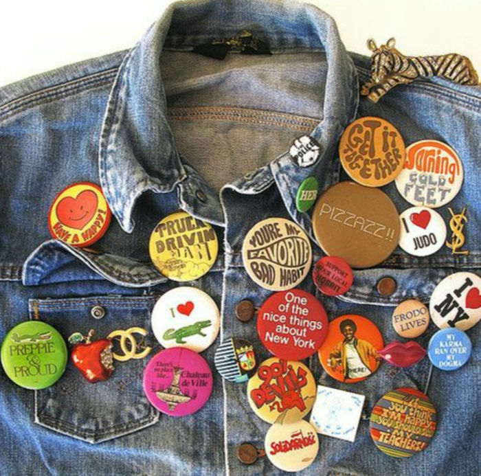 accessori-vestiti-anni-80-giacca-jeans-tante-spille-colorate-scritte-diverse-applicate-davanti