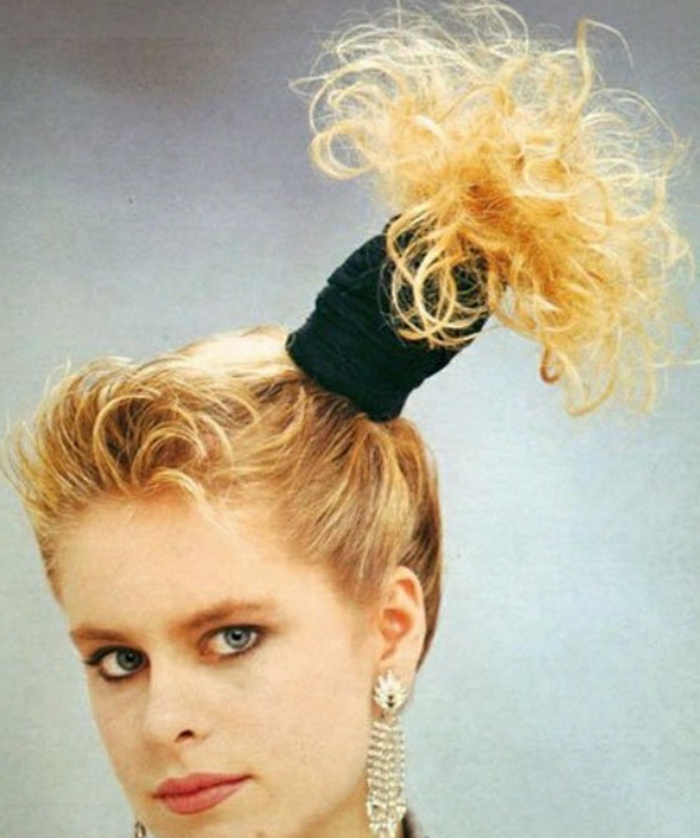 acconciature-donna-capelli-biondi-stile-anni-80-coda-laterale-grande-elastico-nero