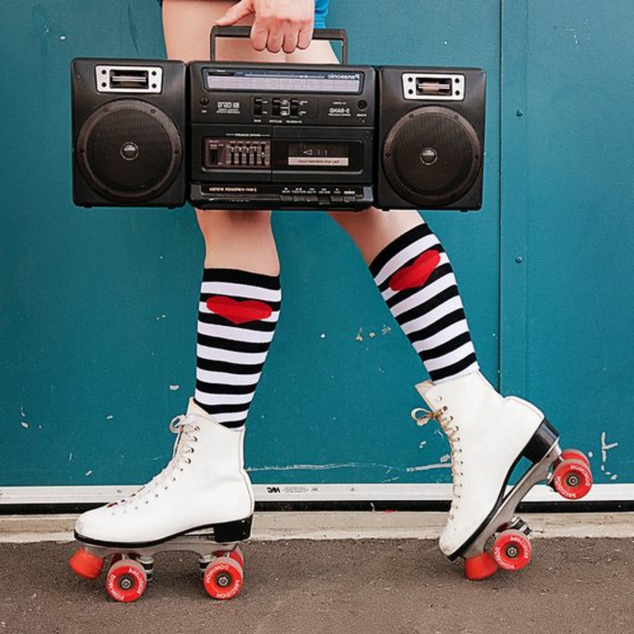 anni-80-abbigliamento-pattini-cuoio-bianchi-calze-gambaletto-righe-bianche-nere-cuore-rosso-stereo-nero