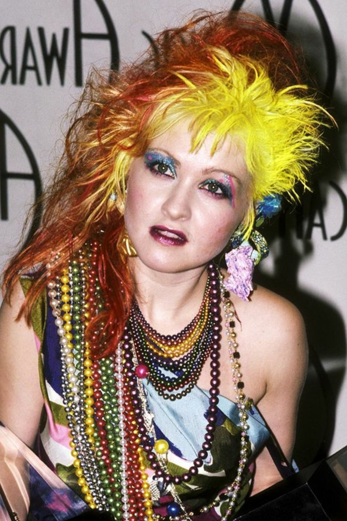 anni-80-vestiti-cindy-lauper-collane-perle-colorate-capelli-gialli-rossi-grandi-orecchini-ombretto-azzurro-rossetto-bordeaux