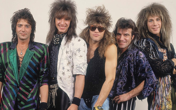anni-80-vestiti-famosa-band-musicale-giacche-colorate-pantaloni-fantasia-capelli-lunghi