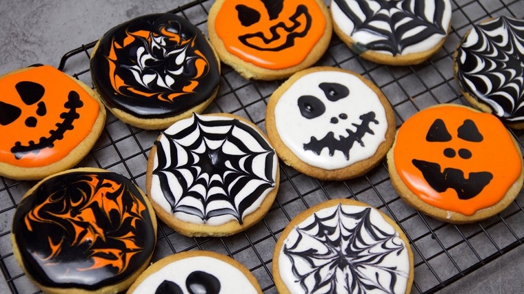 biscotti-halloween-glassa-arancione-mostri-fantasmi-forma-rotonda-griglia