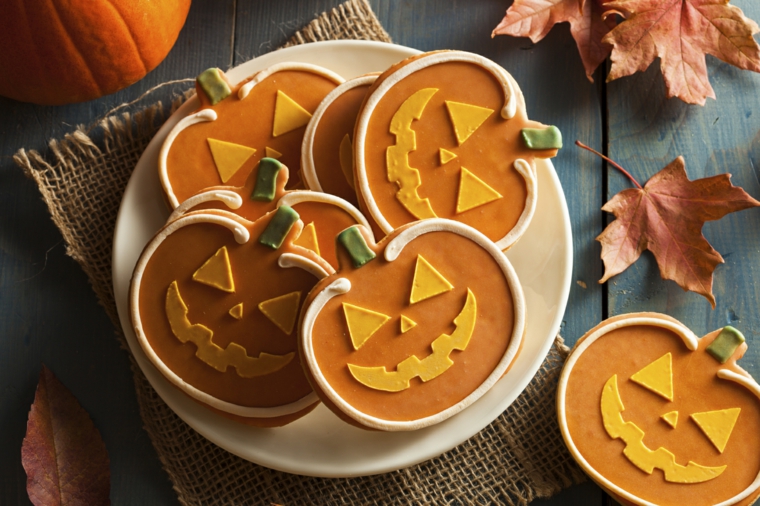 biscotti-per-halloween-froma-zucca-decorazione-autunnale-foglie-secche-tavolo-legno