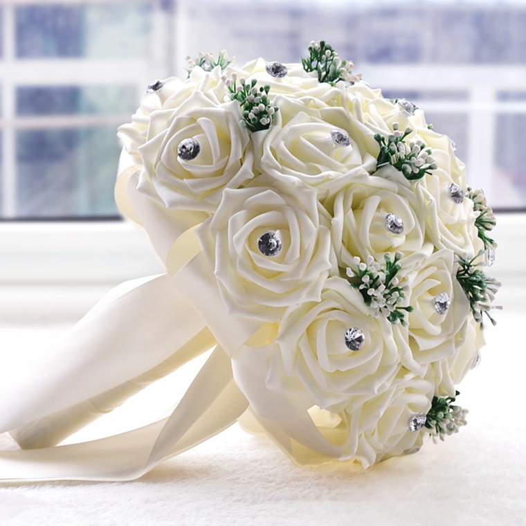 bouquet-sposa-mazzo-rose-bianche-perle-argento-centro-raso-bianco-gambo