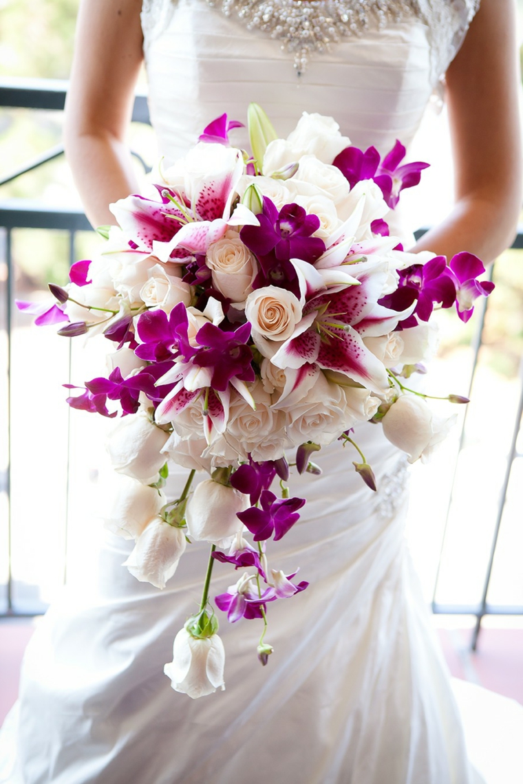 bouquet-sposa-orchidee-composizioni-colori-bianco-fucsia-forma-allungata
