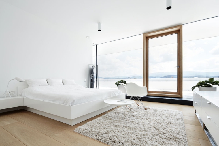 camera-da-letto-moderna-tappeto-peloso-pavimento-parquet-mobili-colore-bianco